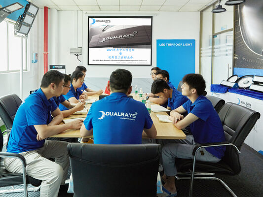 D4 LED আর্দ্রতা-নিরোধক ল্যাম্প ১৬০ এলপিডব্লিউ, জরুরি অবস্থার জন্য প্রস্তুত ৪W@৩ ঘণ্টা, প্লাগ অ্যান্ড প্লে, রক্ষণাবেক্ষণের জন্য সহজ​ পার্কিং গ্যারেজ এবং আলোর জন্য উপযুক্ত