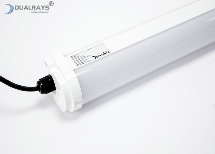 Dualrays D2 সিরিজ 50W LED ইন্ডাস্ট্রিয়াল ট্রাই প্রুফ লাইট 5ft মাইক্রোওয়েভ সেন্সর প্রদর্শনী কেন্দ্রের জন্য সম্পূর্ণ প্লাস্টিক হাউজিং